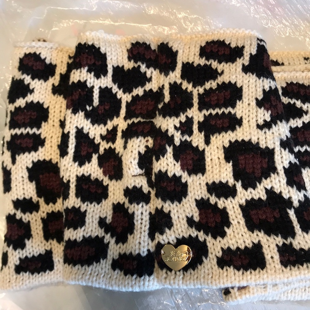 Betsy johnson loop scarf